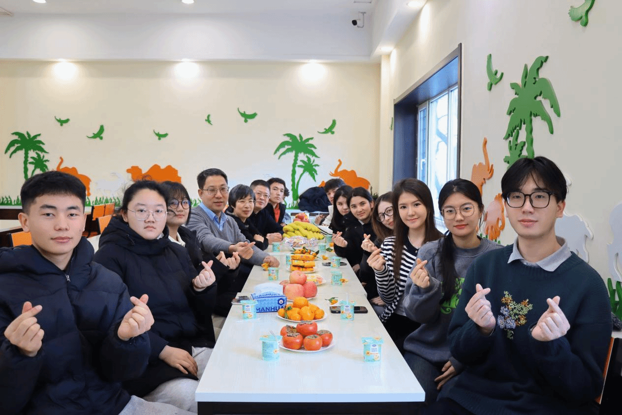 人文与管理学院开展“筑牢共同体意识 民族团结心连心”主题交流活动