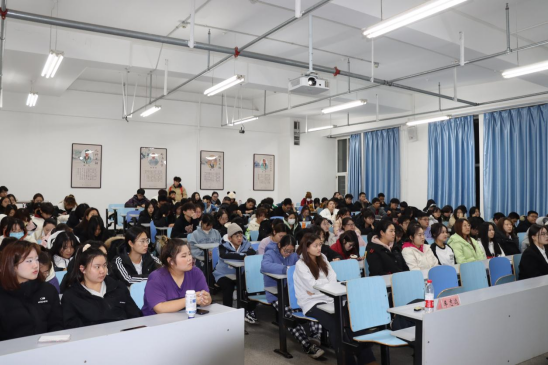 人文与管理学院开展新生入党启蒙教育