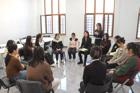 人文与管理学院开展“以美润心，向阳而生”主题团体心理辅导活动