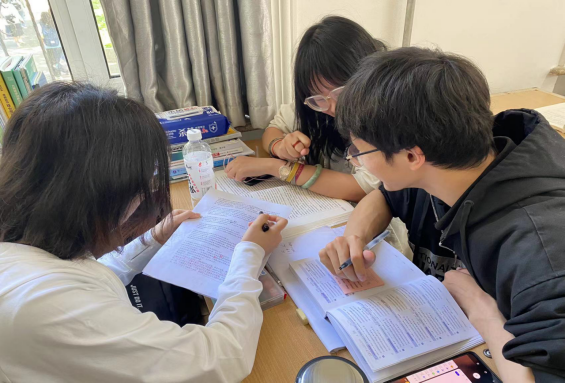人文与管理学院学生党员开展志愿服务活动