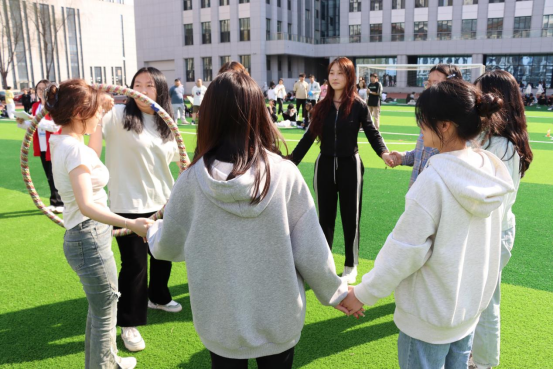 人文与管理学院举办“七秩风华，乐享运动”趣味体育运动会
