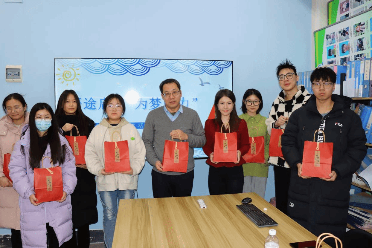 人文与管理学院为学生发放“考研加油包”